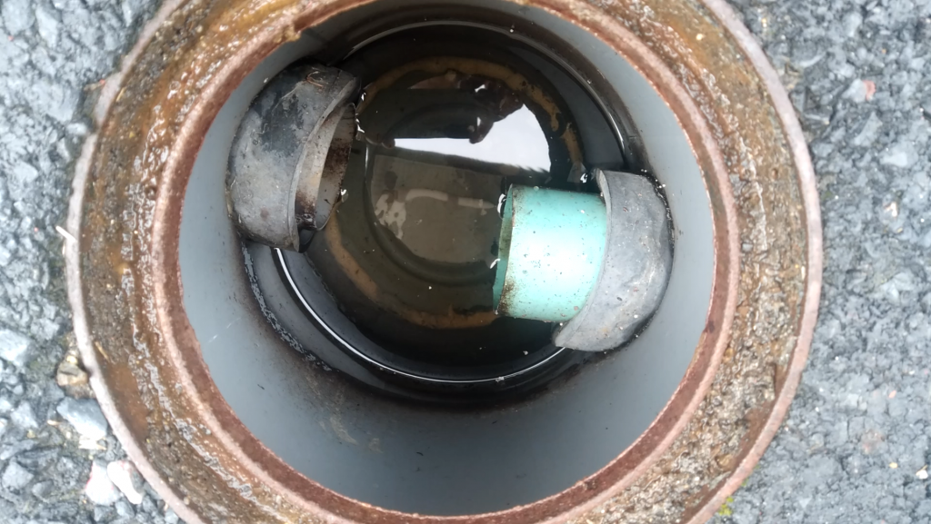 Boite de prélèvement : rejet clair, translucide, sans MES apparente, inodore