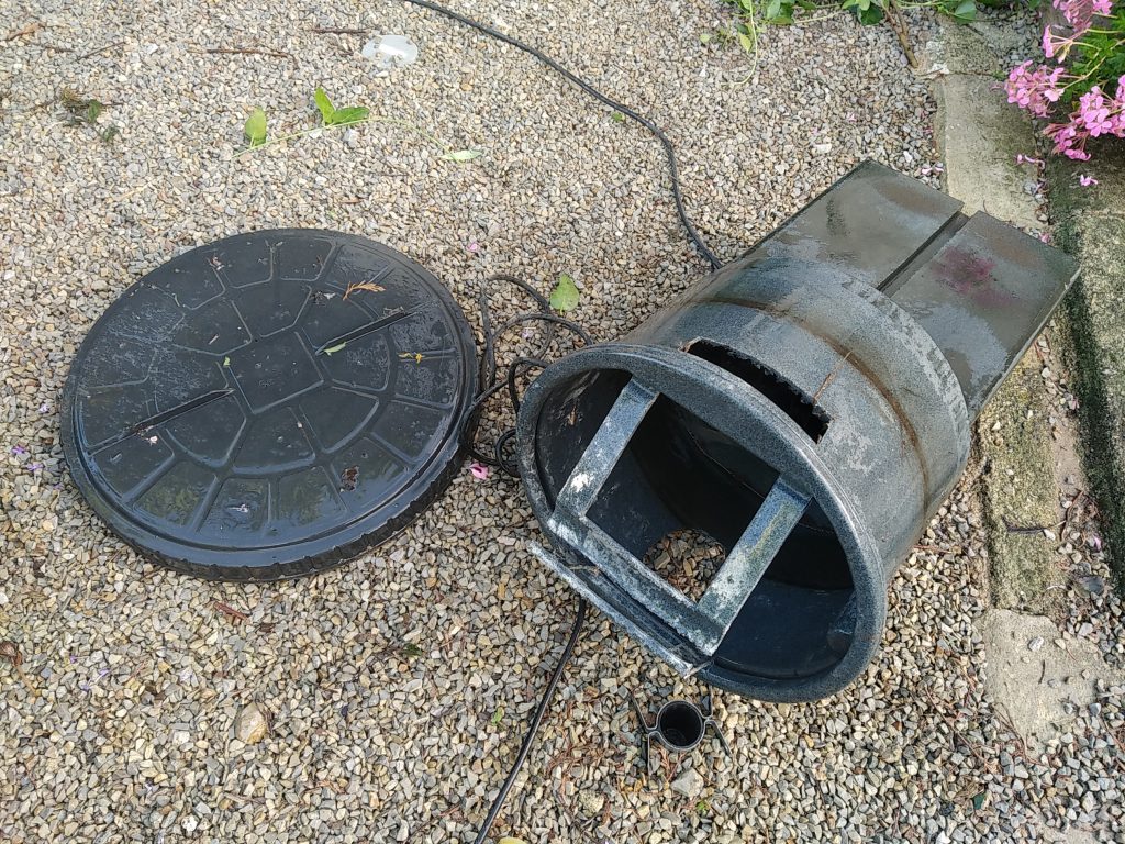 Nettoyage du préfiltre de la fosse toutes eaux SEBICO d'un filtre compact hors sol Cocolit de Purotek