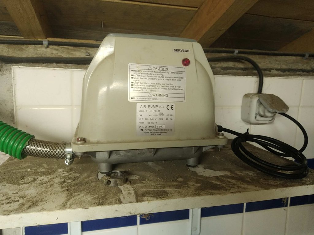 Entretien du compresseur à membranes SECOH EL-S-80-15 d'une micro-station d'épuration à culture fixée Phytoplus SBR 8000