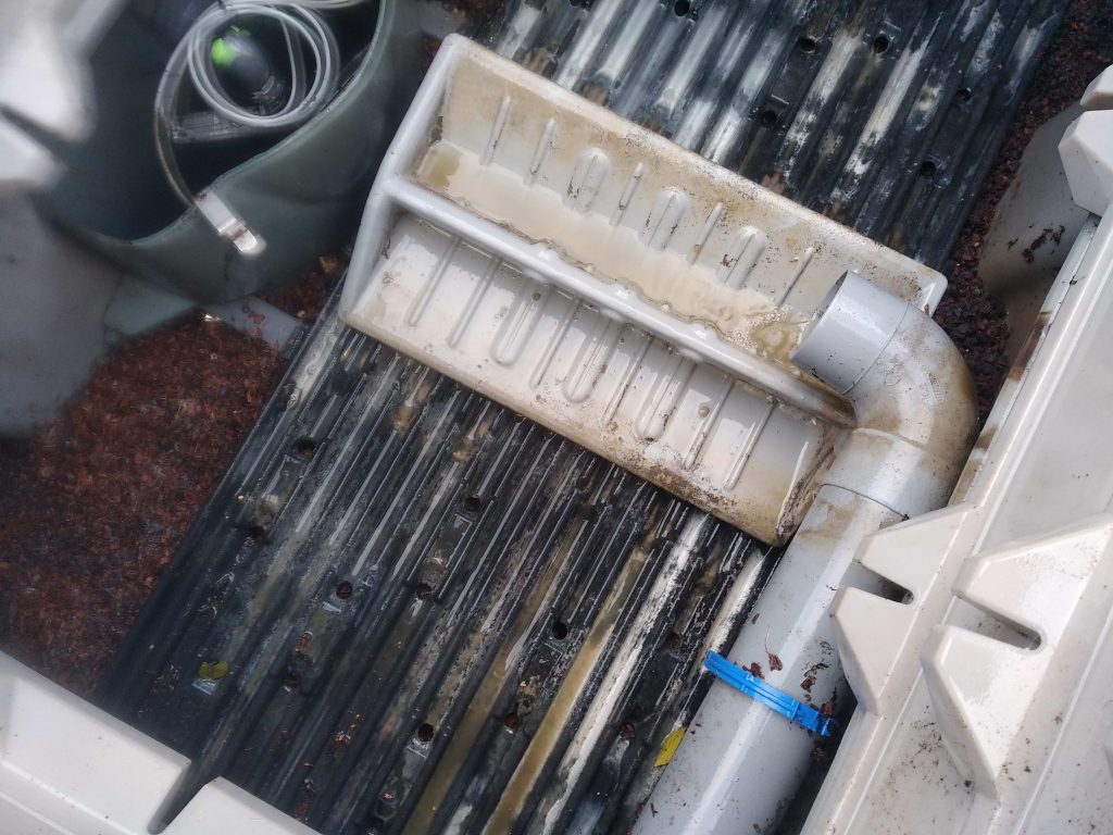 Auget et tables de répartition d'un filtre compact Coco Ecoflo PE2 5 EH Pack sortie haute