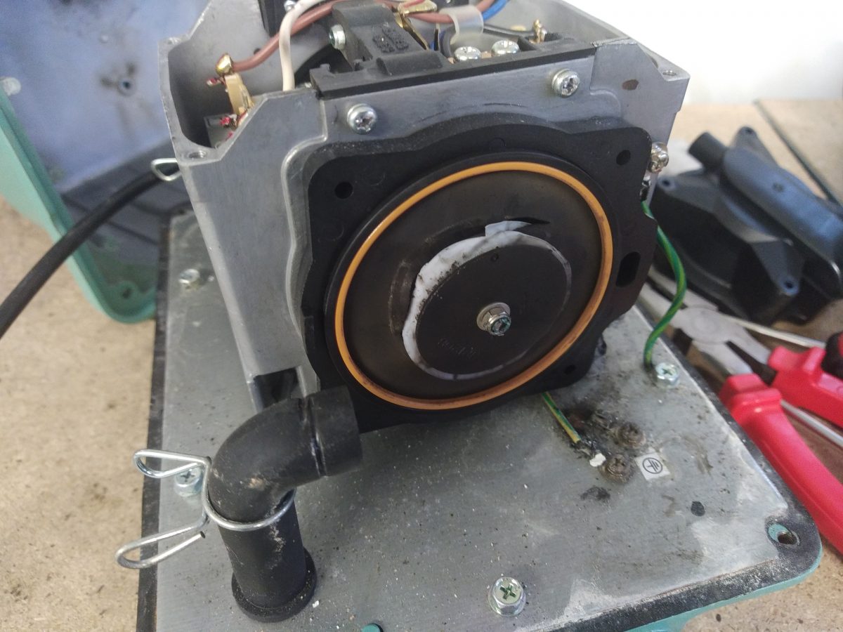 Membrane déchirée d'un compresseur Hiblow HP-100