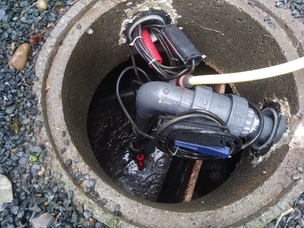 Poste de relevage / refoulement aménagé dans une ancienne fosse septique en bon état