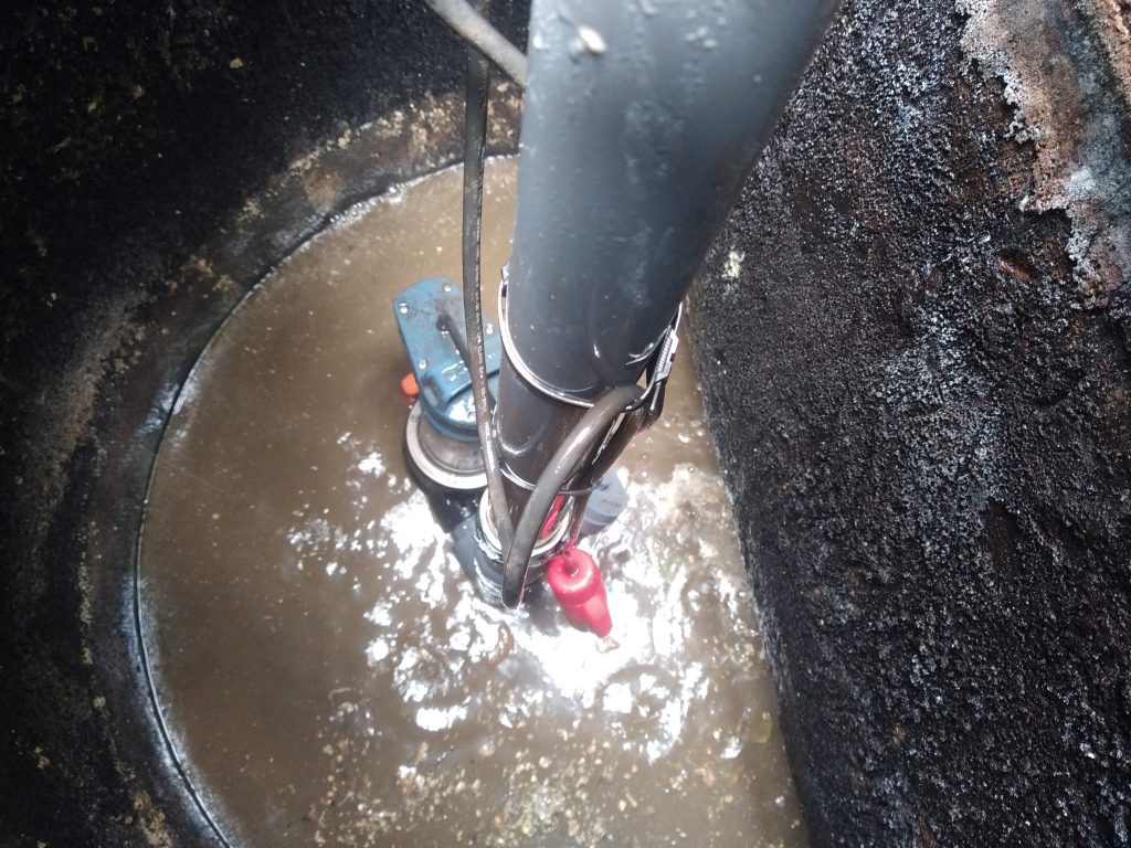 Poste de relevage / refoulement aménagé dans une ancienne fosse septique en bon état