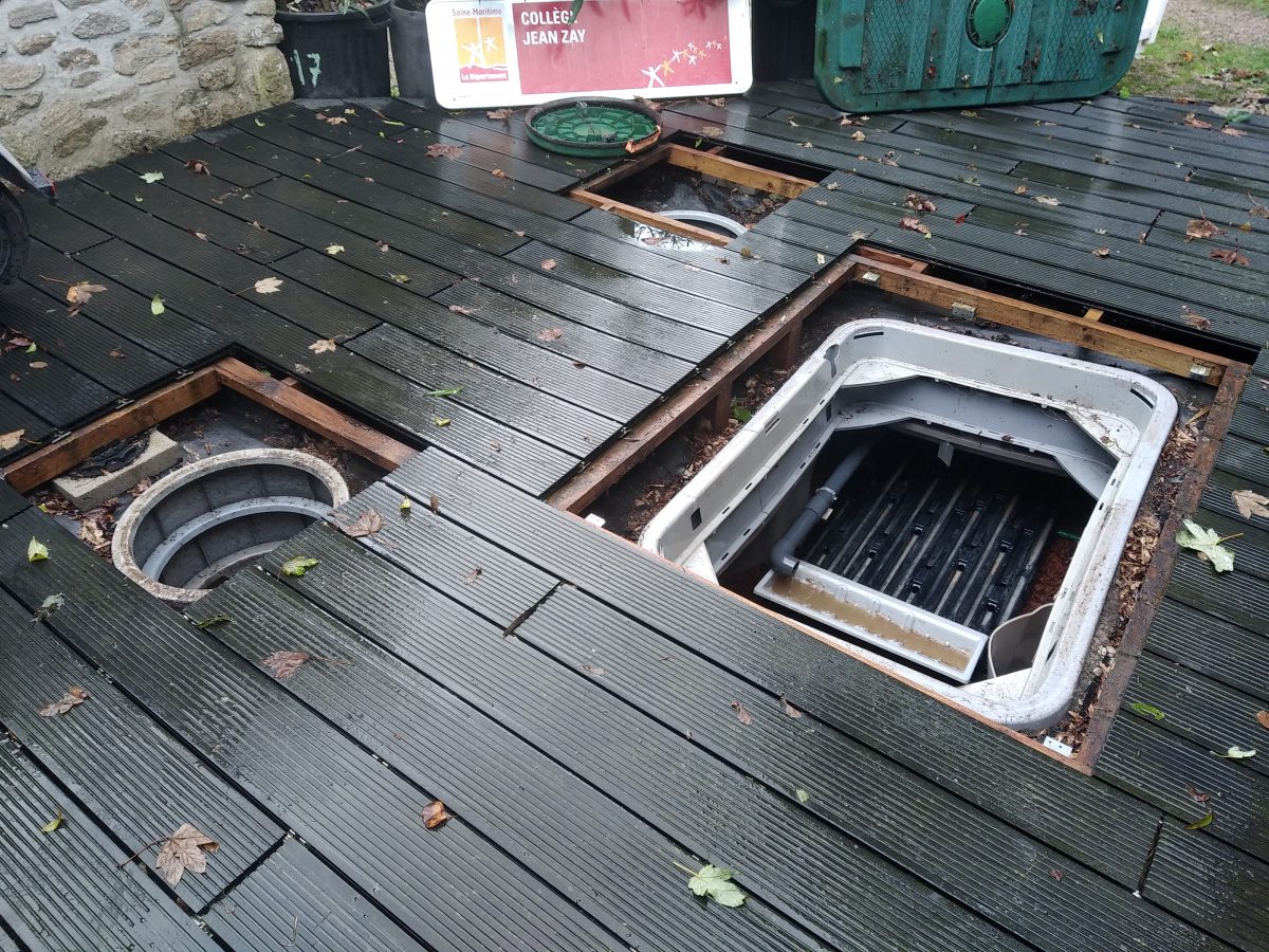 Filtre compact coco Ecoflo installé sous une terrasse en bois