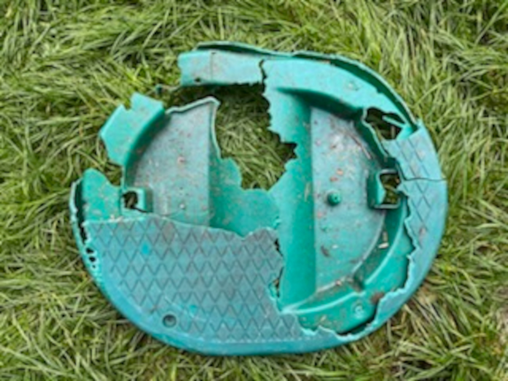Couvercle de fosse cassé par la tondeuse