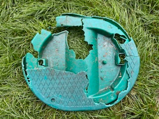 Couvercle de fosse cassé par la tondeuse