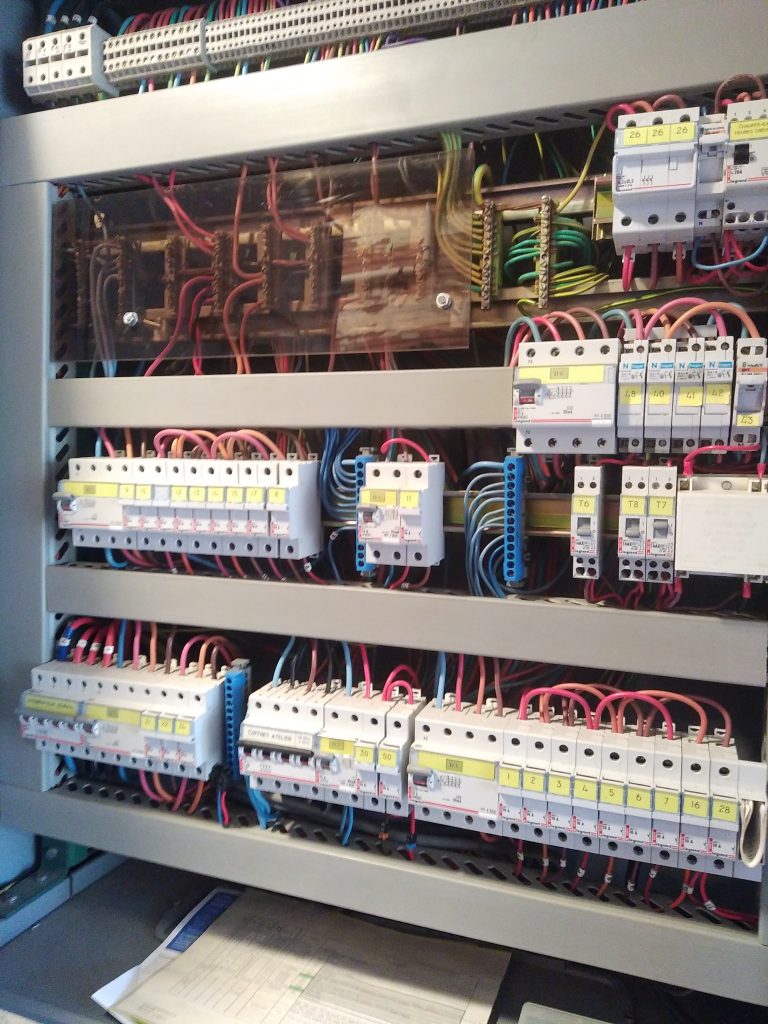 Défaut de serrage dans un tableau électrique agé de plus de 20 ans !