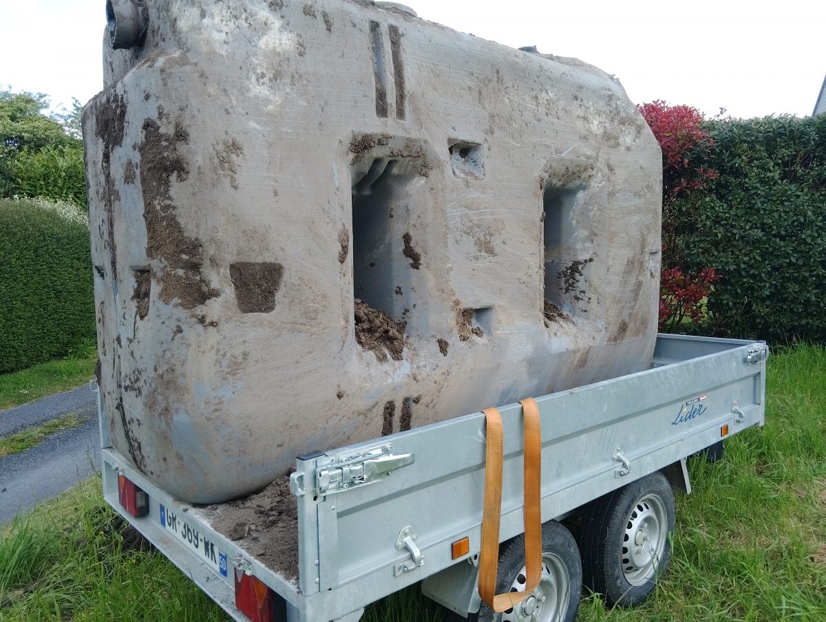 Une ancienne cuve en polyéthylène recyclable, non recyclée