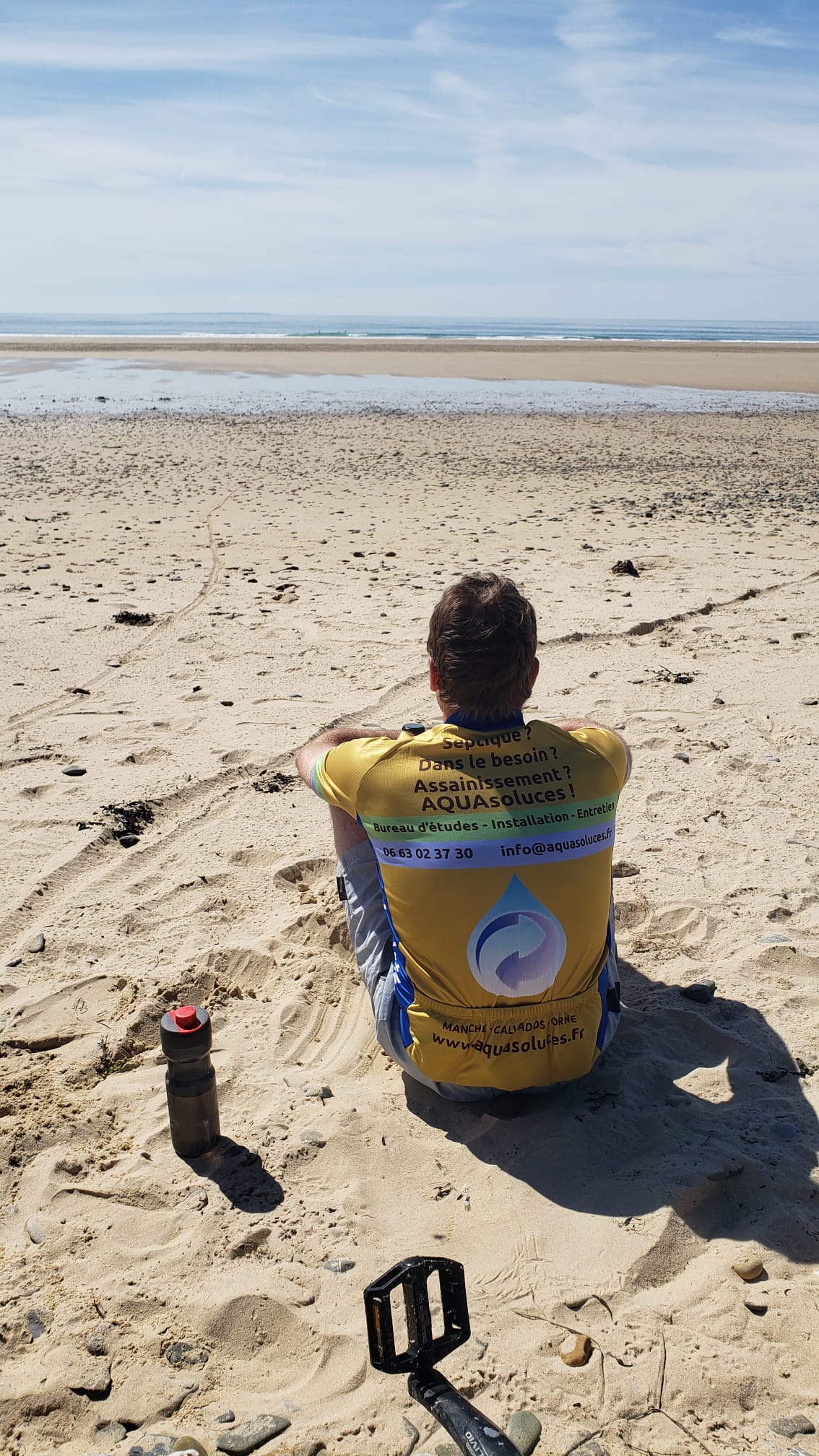 Seul sur le sable, les yeux dans l'eau