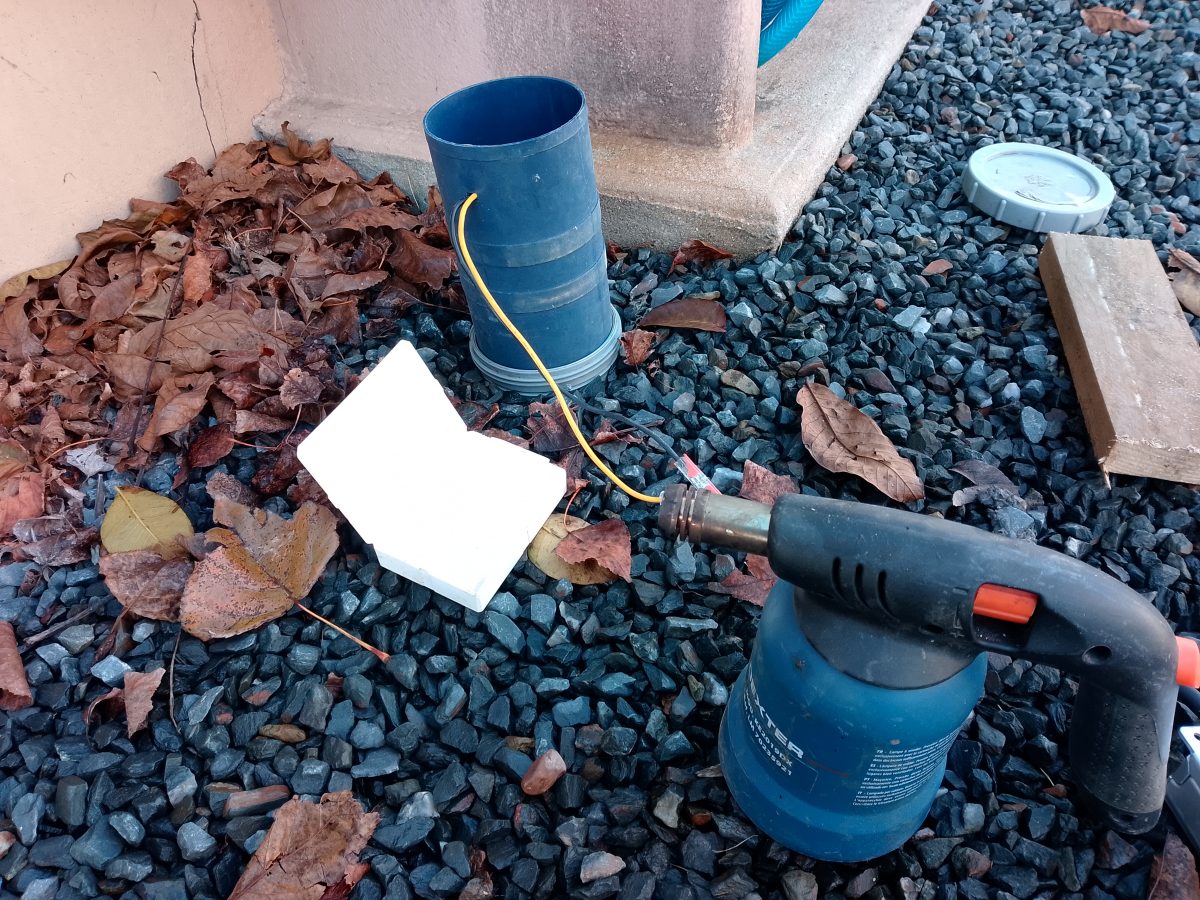 Test fumigène avec ventilateur installé sur le tuyau PVC de collecte des eaux usées