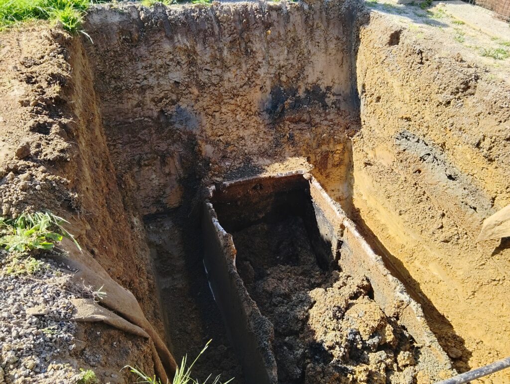 Une fosse toutes eaux béton effondrée
