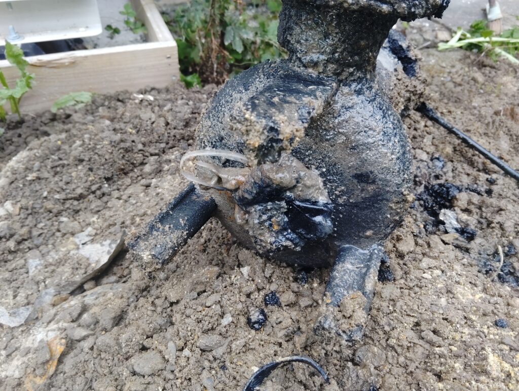 Un bloc nettoyant WC coincé dans la pompe Semisom 290 AUT- H hors service