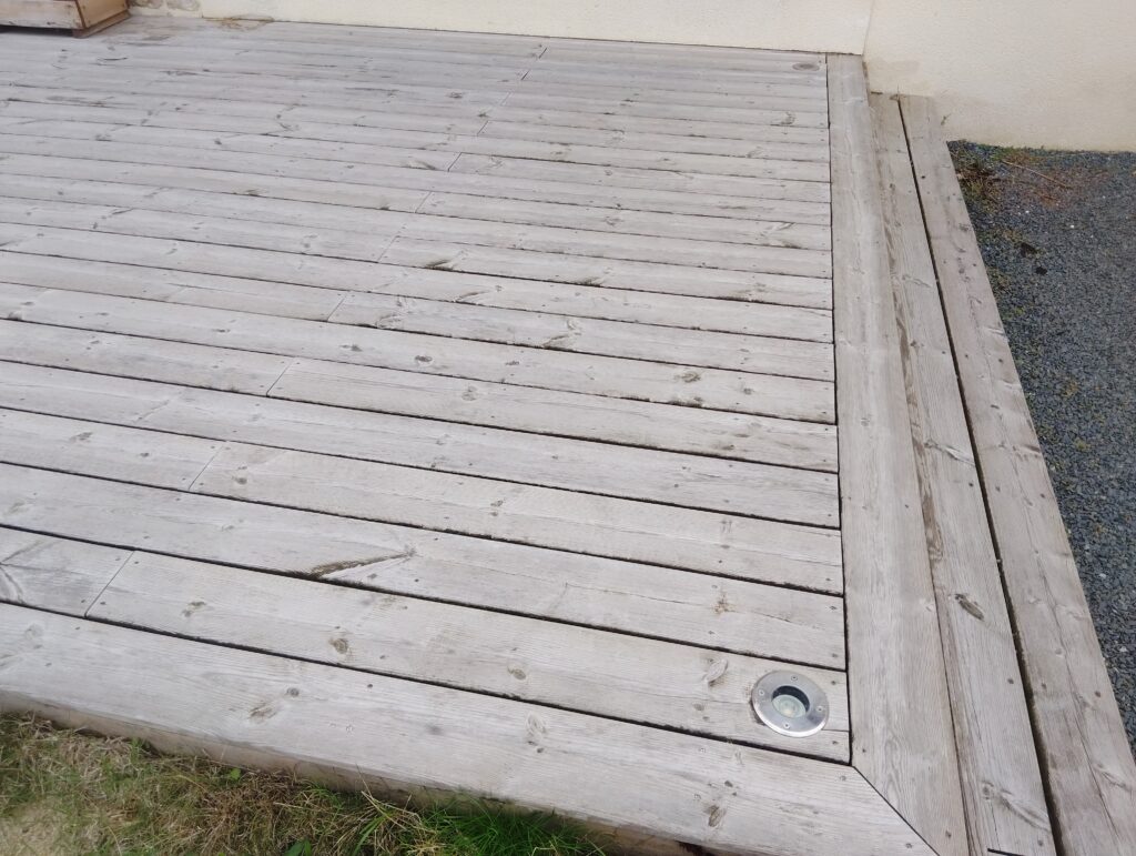 Le coffret de commande avec le compresseur est inaccessible, logé sous cette terrasse