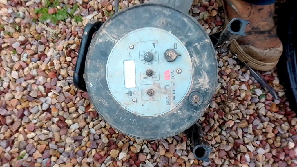 Mesure de boue dans la fosse toutes eaux d'un filtre compact