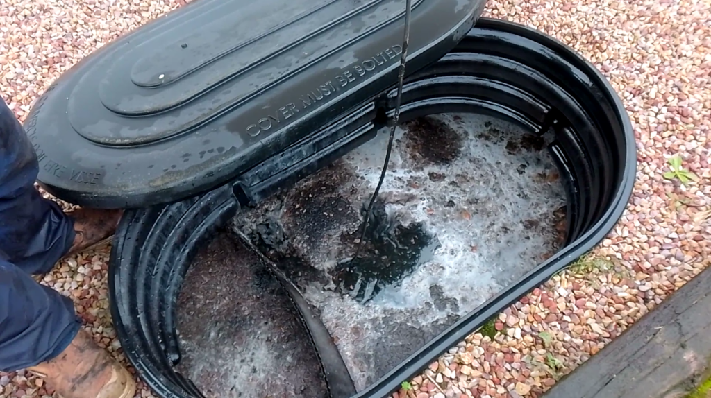 Mesure de boue dans la fosse toutes eaux d'un filtre compact
